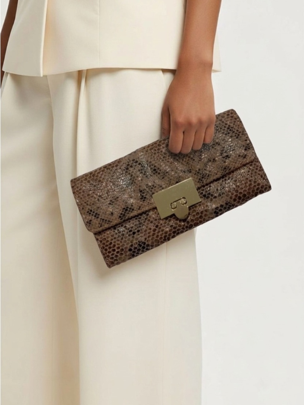 Beautiful wallet for women snakeskin print, color brown